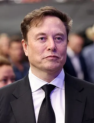 Elon Musk, en garde fidèle à son univers, dévoile un défi audacieux entre le Cybertruck et la légendaire Porsche 911